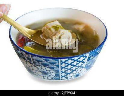 Stempelschnitt aus Cowa-Blättern und Schweinebrippen-Suppe auf weiß isoliert. Stockfoto