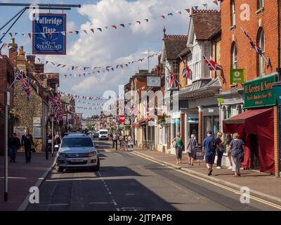 Typische britische High Street mit einer Mischung aus Ketten- und unabhängigen Einzelhändlern, Stony Stratford, Buckinghamshire, Großbritannien Stockfoto