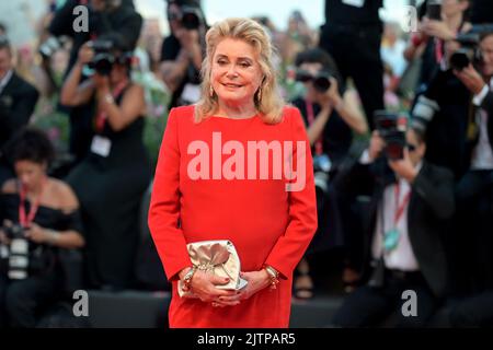 Venedig, Italien. 31. August 2022. Catherine Deneuve nimmt an der „White Noise“ und der Eröffnungszeremonie des Roten Teppichs während des Internationalen Filmfestivals von Venedig 79. in Venedig Teil. Quelle: Stefanie Rex/dpa/Alamy Live News Stockfoto