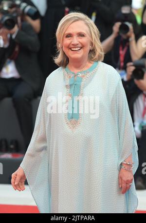 Venedig, Italien. 31. August 2022. Hillary Rodham Clinton, ehemalige Außenministerin der USA, nimmt an der 'White Noise' und der Eröffnungszeremonie des Roten Teppichs während des Internationalen Filmfestivals von Venedig 79. in Venedig Teil. Quelle: Stefanie Rex/dpa/Alamy Live News Stockfoto