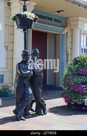 Laurel & Hardy Statue, von Graham Ibbeson, Ulverston Stockfoto