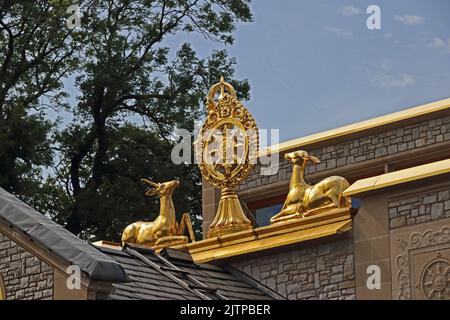 Hirsch- und Dharma-Rad auf dem Dach des Kadampa-Tempels des Weltfriedens, Ulverston Stockfoto