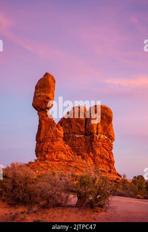 Blick nach dem Sonnenuntergang auf Balanced Rock im Arches National Park, Moab, Utah. Stockfoto