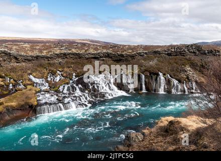 Hraunfossar, Wasserfälle, die über ein Lavafeld fließen, in der Nähe von Húsafell, Westisland. Stockfoto