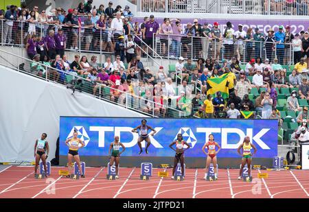 TyNia Gaither, Gina Luckenkemper, Fatmata Awolo, Daryll Neita, Amya Clarke, Manqi Ge, Shelly-Ann Fraser-Pryce im Wettbewerb bei den Frauen 100m Läufe bei t Stockfoto