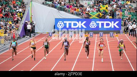 TyNia Gaither, Gina Luckenkemper, Fatmata Awolo, Daryll Neita, Amya Clarke, Manqi Ge, Shelly-Ann Fraser-Pryce im Wettbewerb bei den Frauen 100m Läufe bei t Stockfoto