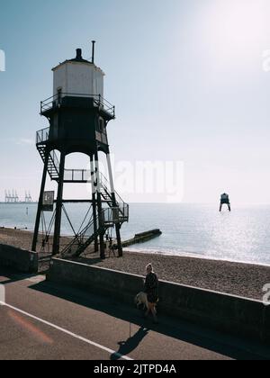 Die Dovercourt Victorian High & Low Lighthouses am Eingang nach Felixstowe und Harwich in Essex England - historische gusseiserne Leuchtturmküste Stockfoto