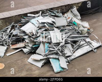 Ein Haufen Aluminiumschrott. Bauschutt stapelte sich. Abfall aus Nichteisenmetallen. Stockfoto
