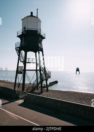 Die Dovercourt Victorian High & Low Lighthouses am Eingang nach Felixstowe und Harwich in Essex England - historische gusseiserne Leuchtturmküste Stockfoto