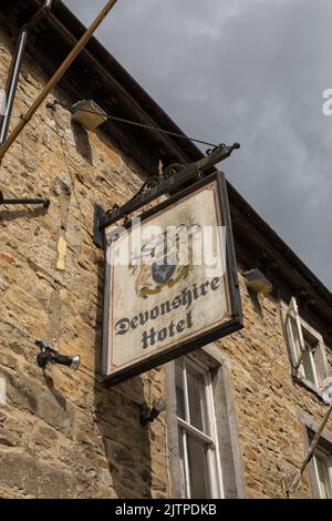 Devonshire Hotelschild in Grassington, Warfedale, North Yorkshire, Großbritannien Stockfoto