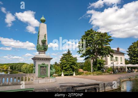 Der Pont-Canal von Briare ist eine metallene Kanalbrücke, die die Loire in einem riesigen Schritt überspannt, um den Canal Latéral à la Loire mit dem Canal de Bria zu verbinden Stockfoto