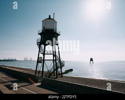 Die Dovercourt Victorian High & Low Lighthouses am Eingang nach Felixstowe und Harwich in Essex England - historische gusseiserne Leuchtturmküste Stockfoto