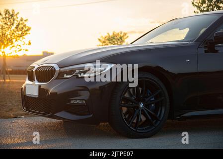 BMW 320d Vorderansicht auf Landstraße. Hochwertige Fotos Stockfoto
