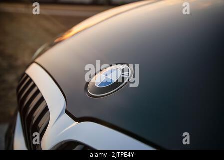 BMW 320d Logo auf dunklem Hintergrund. Hochwertige Fotos Stockfoto