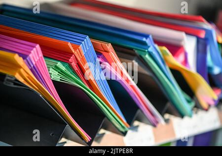 Berlin, Deutschland. 26. August 2022. Papiermappen werden in einem Schreibwarenladen mit Schulbedarf angeboten. Quelle: Jens Kalaene/dpa/Alamy Live News Stockfoto