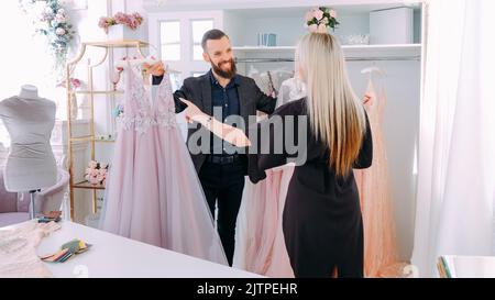 Luxus Showroom Mode Berater Abendkleid Stockfoto