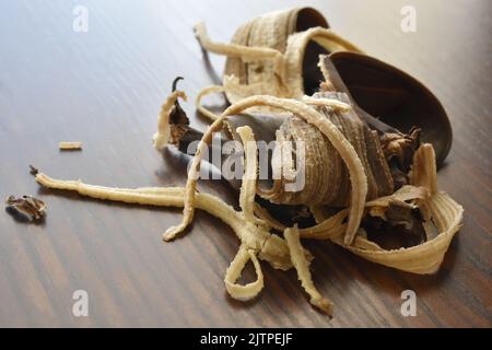 Faule Bananenschale auf Holztisch. Foto kann für das Konzept der Vorteile der Bananenschale verwendet werden. Stockfoto