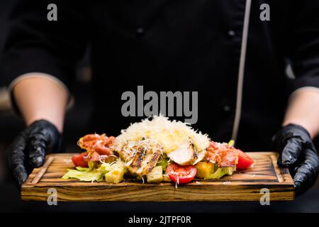 italienisches Restaurant mit caesar-Salat-Hähnchen Stockfoto