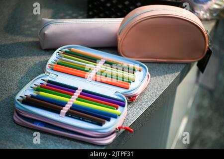 Berlin, Deutschland. 26. August 2022. In einem Schreibwarenladen werden verschiedene Stiftettsachen mit Buntstiften für den Schulabschluss angeboten. Quelle: Jens Kalaene/dpa/Alamy Live News Stockfoto