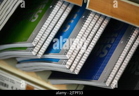 Berlin, Deutschland. 26. August 2022. Schreibblöcke befinden sich in einem Schreibwarenladen mit Schulbedarf. Quelle: Jens Kalaene/dpa/Alamy Live News Stockfoto