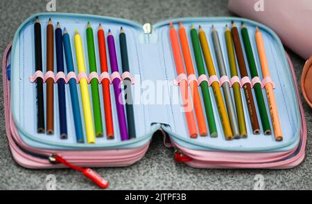 Berlin, Deutschland. 26. August 2022. In einem Schreibwarenladen wird eine Stiftetui mit Buntstiften für den Schulabschluss angeboten. Quelle: Jens Kalaene/dpa/Alamy Live News Stockfoto