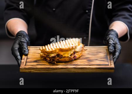 Grill Restaurant zog Schweinefleisch Sandwich Käse Stockfoto