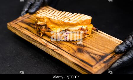 Grill Restaurant zog Schweinefleisch Sandwich Käse Zwiebel Stockfoto