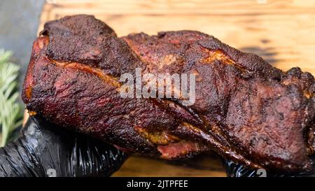 Grill Restaurant Küche geräucherte Schweinefleisch Hals rustikal Stockfoto