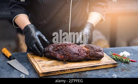 Grill Restaurant Küche Koch geräucherte Schweinefleisch Hals Stockfoto