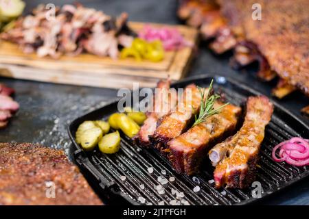 Grill-Restaurant-Menü geräucherte Schweinerippchen Rosmarin Stockfoto