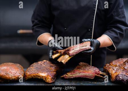 Catering-Service geräucherte Rinderrippen Küchentisch Stockfoto