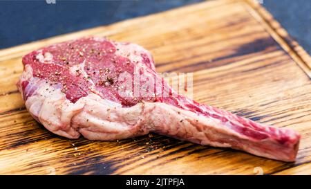 Cowboy Steak Rezept frisch geschnittenes rohes Rindfleisch Fleisch Stockfoto