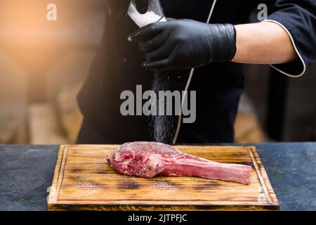 steakhouse Küche Cowboy Rezept Steak Salzen Rindfleisch Fleisch Stockfoto