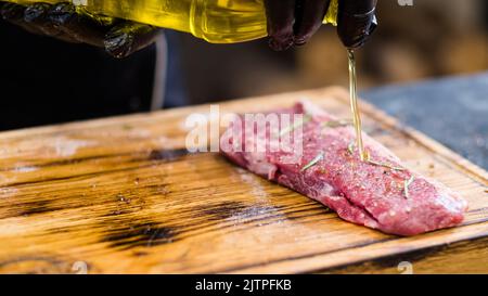 steakhouse Küche Cowboy Steak Öl rohes Rindfleisch Fleisch Stockfoto