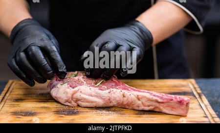 steakhouse Küche Cowboy Steak Gewürzfleisch Stockfoto