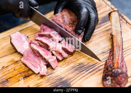 Catering-Service Cowboy Steak Koch Rindfleisch Fleisch Stockfoto