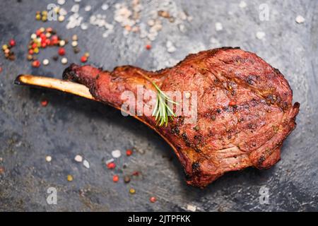 steakhouse-Menü Cowboy-Steak mit Rosmarin Stockfoto