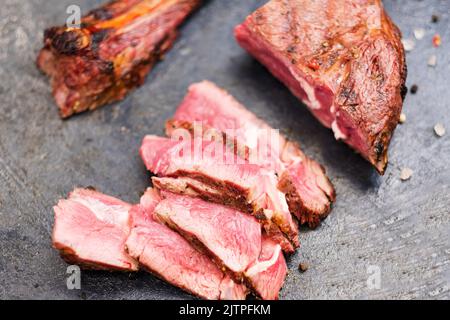 steakhouse-Menü: Cowboy-Steak, Rinderfleisch in Scheiben Stockfoto