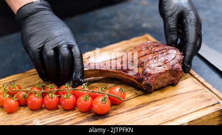 steakhouse Küche Cowboy Steak Kirschtomaten Stockfoto