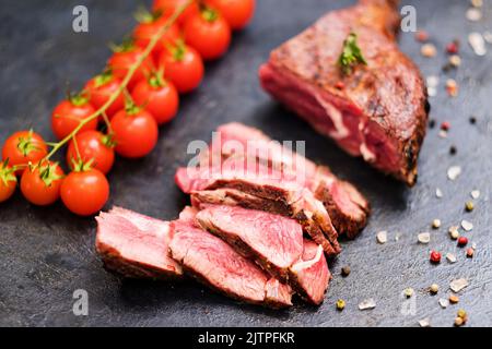 steakhouse-Menü: Cowboy-Steak, Rinderfleisch in Scheiben Stockfoto