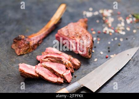 steakhouse Küche Cowboy Steak in Scheiben geschnittenes Rindfleisch Fleisch Stockfoto