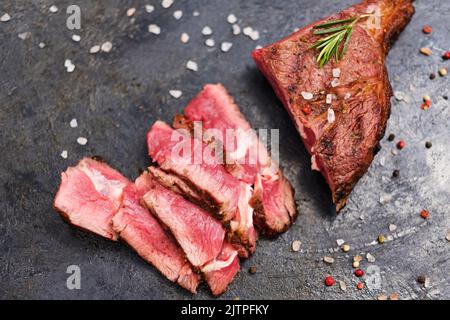 Kulinarisches Rezept Cowboy Steak in Scheiben gegrilltes Rindfleisch Stockfoto