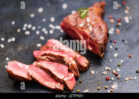 Food Delivery Service Cowboy Steak geschnittenes Rindfleisch Stockfoto