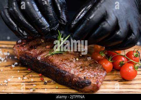 steakhouse-Menü Striploin Steak Chefkoch Rindfleisch Stockfoto