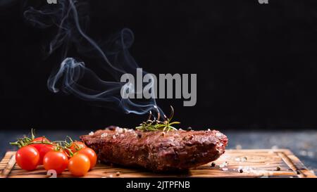 steakhouse-Menü Striploin Steak Rindfleisch Fleisch Rosmarin Stockfoto