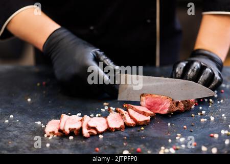Kulinarischer Master Class Striploin Steak Chefkoch Rindfleisch Stockfoto
