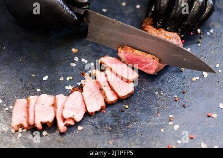 steakhouse-Menü Striploin Steak Chefkoch Rindfleisch Stockfoto