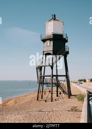 Der Dovercourt Victorian High Lighthouse an der Sommerküste von Harwich in Essex England - historischer gusseiserner Leuchtturm blauer Himmel Stockfoto