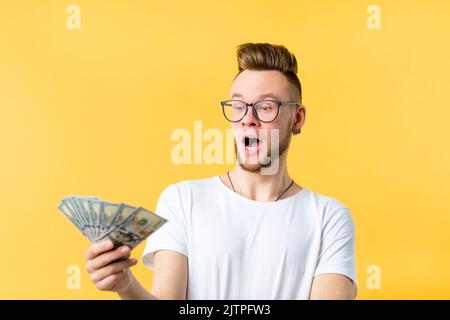 Junger Mann Dollar Bargeld überrascht Zahlung Belohnung Stockfoto