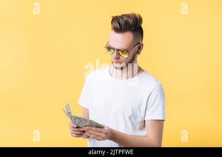 Zuversichtlicher Cash-back für Investitionen in jungen Mann Stockfoto